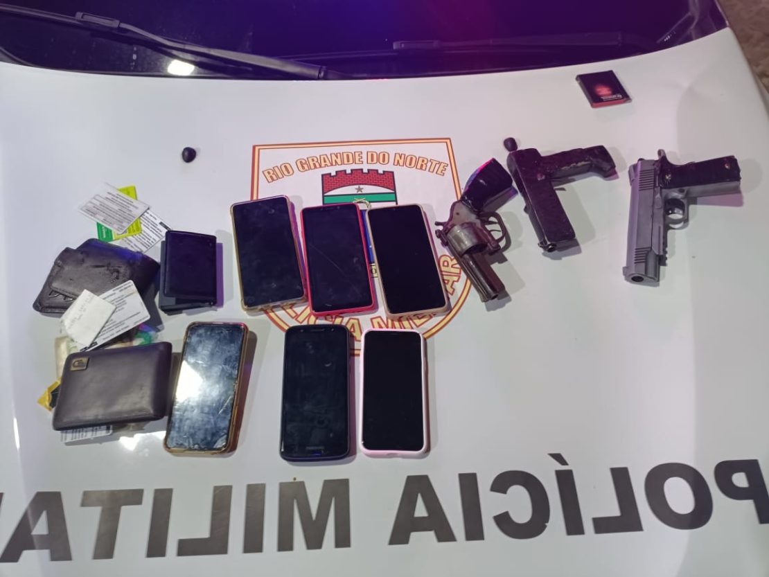 Celulares e armas apreendidas com os assaltantes