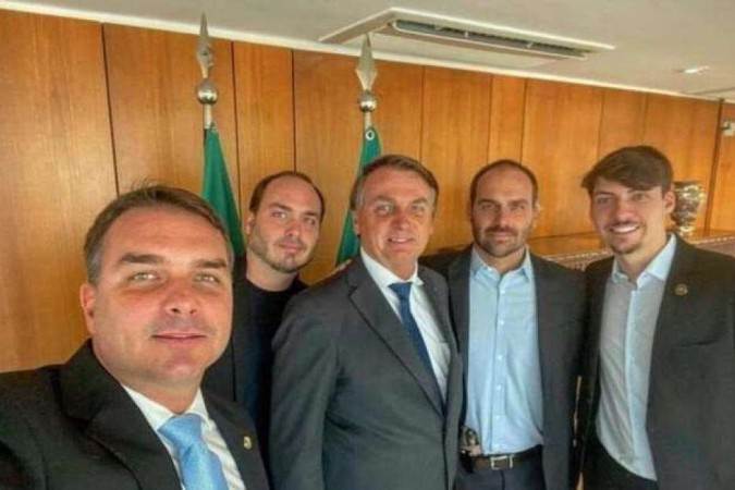 Bolsonaro ao lado dos filhos