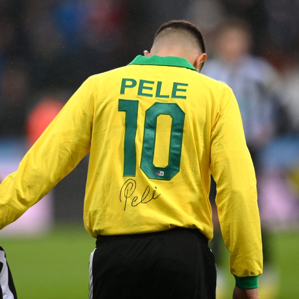 Bruno Guimarães em campo com camisa de Pelé