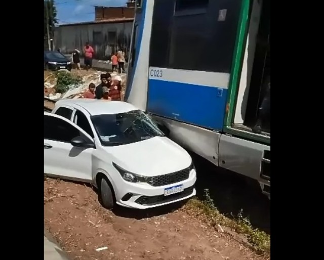 Carro arrastado por trem no Bom Pastor