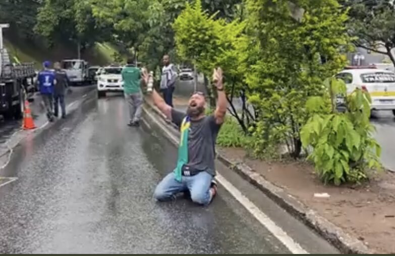 Bolsonarista chora durante retirada de acampamento em BH