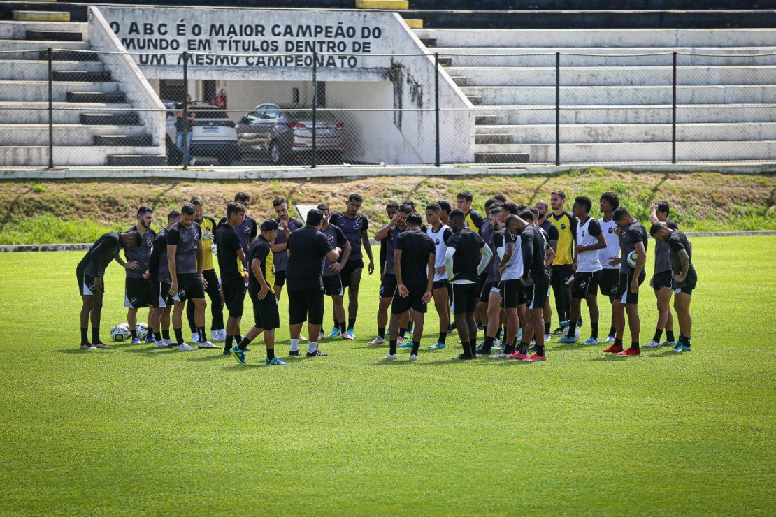 Elenco do ABC em treinamento