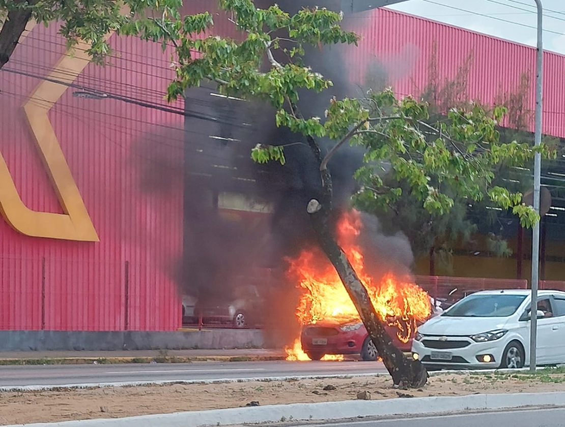 Carro em chamas 