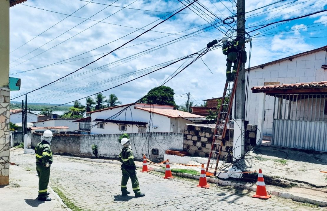 Cosern retira equipamentos irregulares de postes