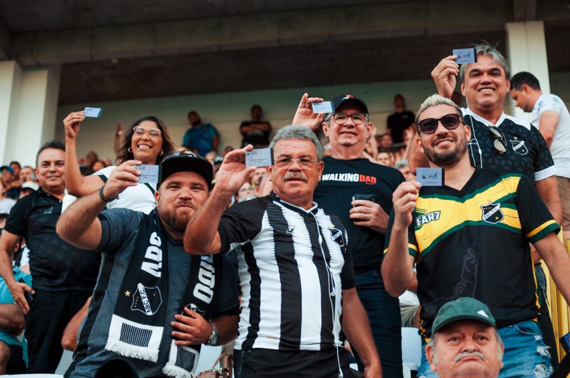 Torcedores do ABC com carteira de sócio