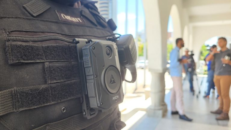 Câmera corporal nos uniformes policiais