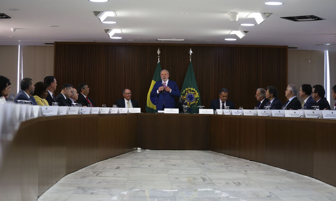 Lula em primeira reunião com ministros