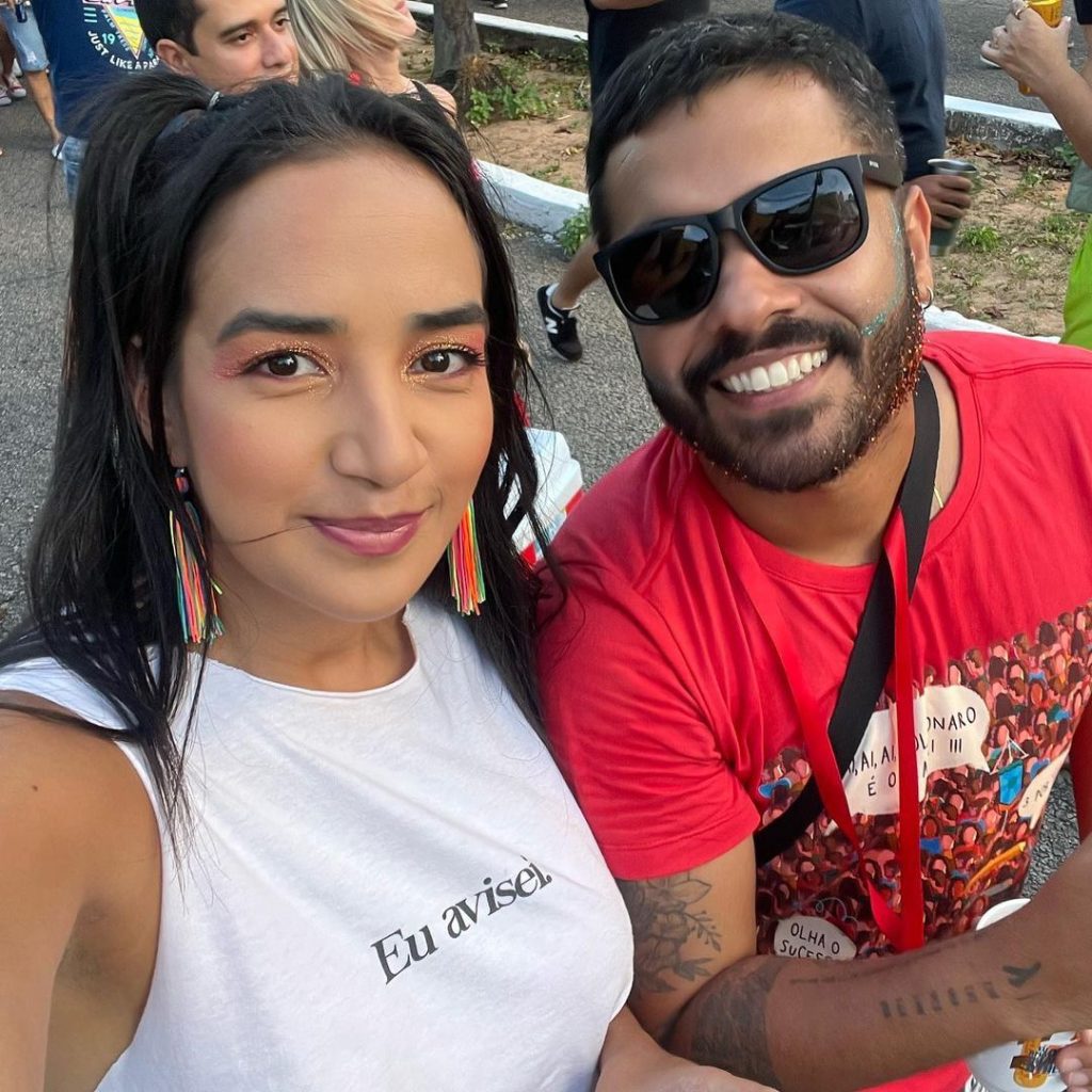 Os amigos Gabriela Albuquerque e Raoni Fernandes no “Eu Amo Olinda, mas não Largo do Atheneu”, o bloquinho da Sem Etiqueta - Foto: Cedida