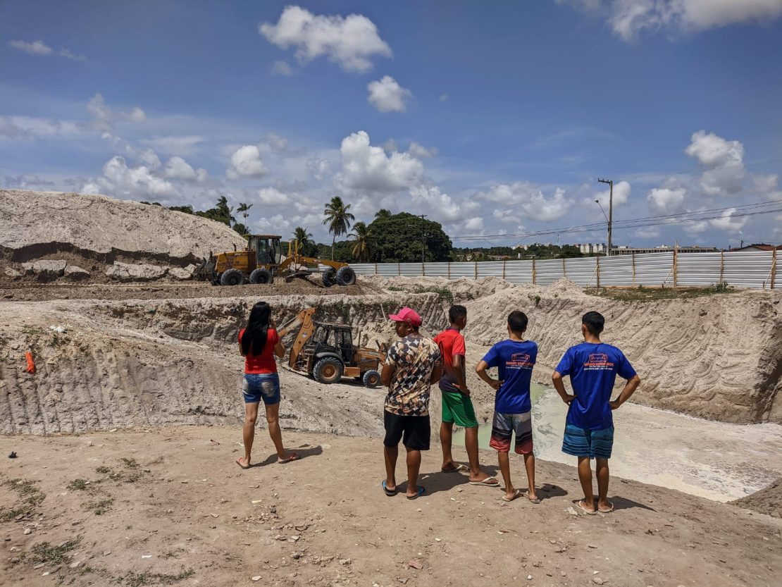 Moradores da região foram até o local ver de perto