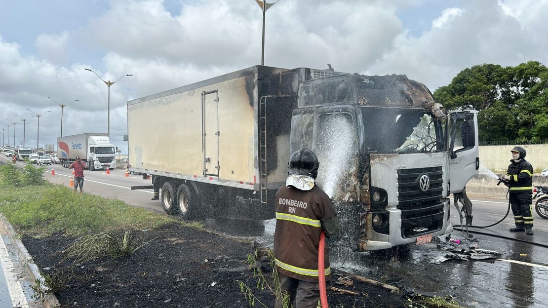 Bombeiros combatem incêndio em caminhão