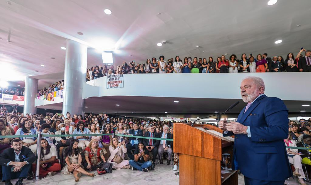 Lula discursa com plateia de mulheres e assessores ao fundo