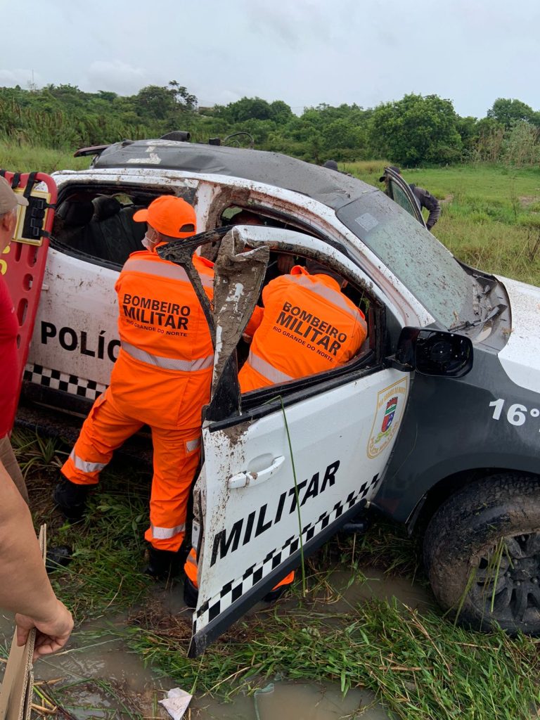 Viatura da PM capotou em São Gonçalo do Amarante, na Grande Natal - Foto: Reprodução