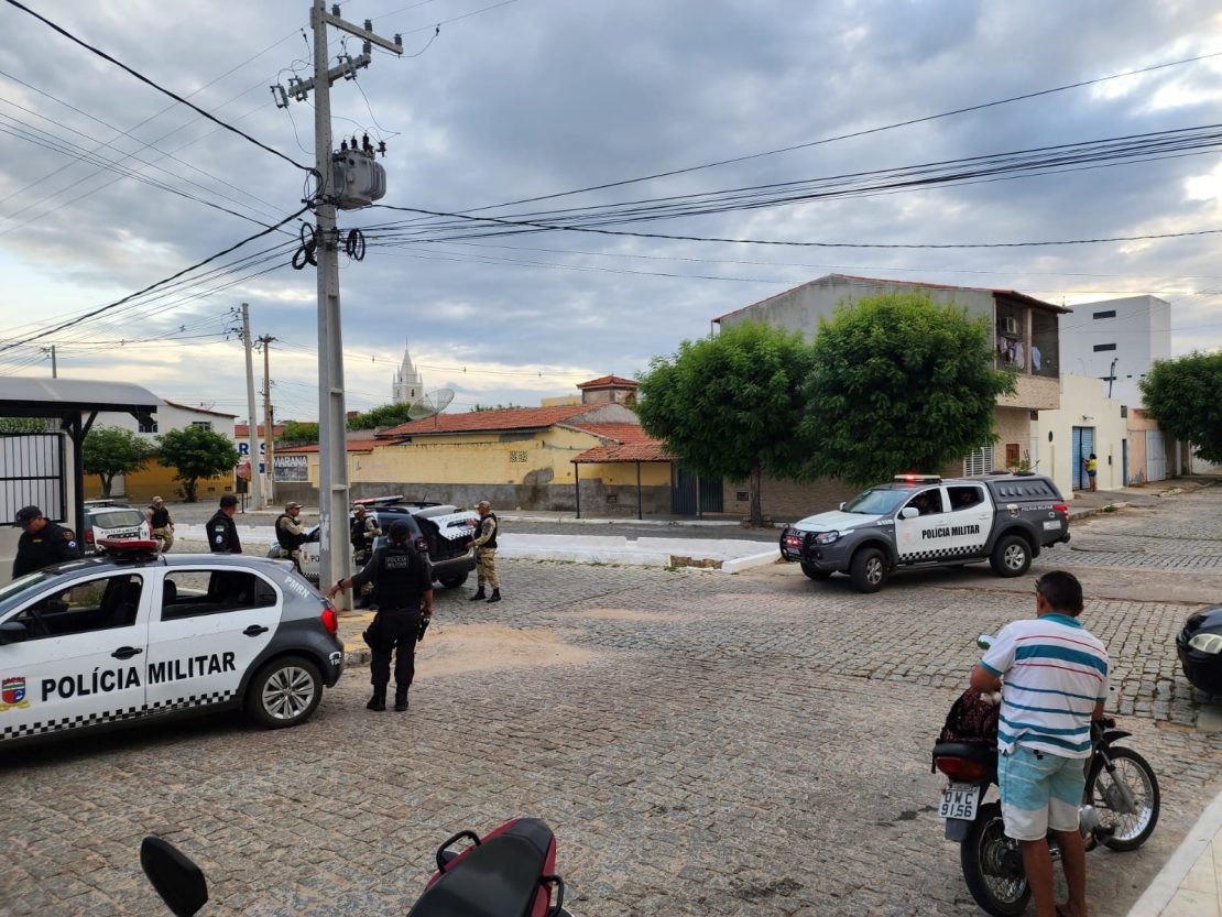 Viaturas e policiais militares no meio de uma rua no interior do RN