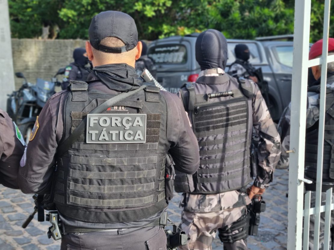 Policiais militares de costas