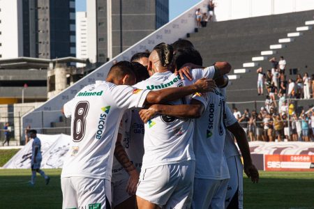 Jogadores do ABC comemoram gol no estádio Frasqueirão