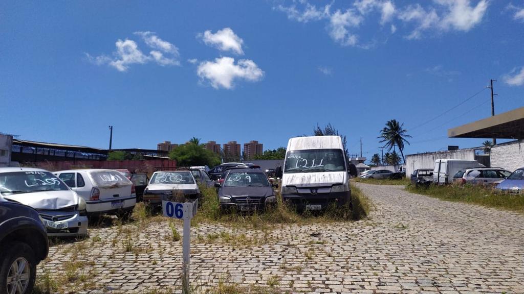 Veículos no pátio do Detran RN 