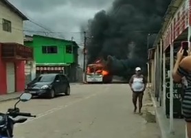 Micro-ônibus incendiado em Parnamirim