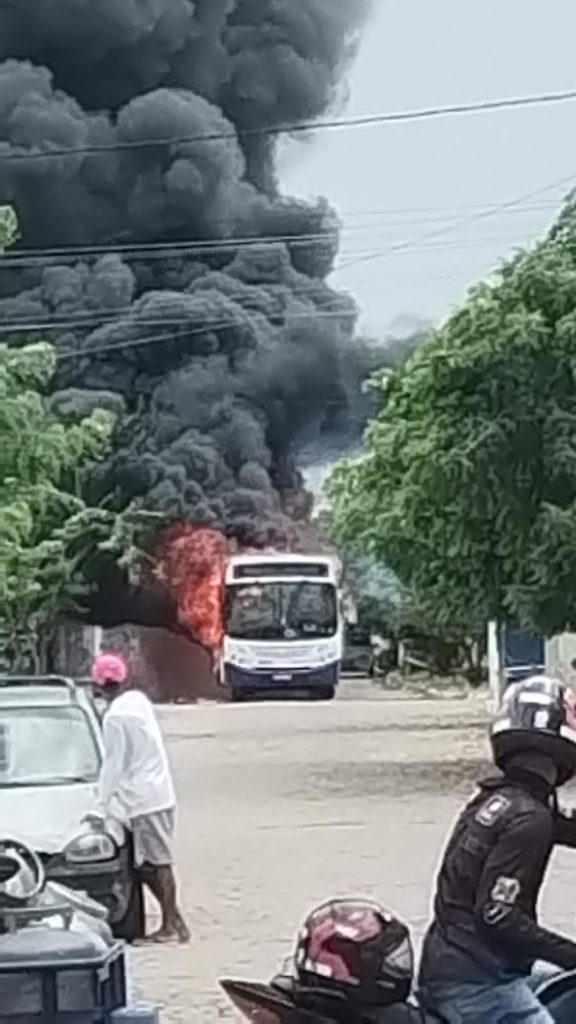 Criminosos ateiam fogo em ônibus no Leningrado