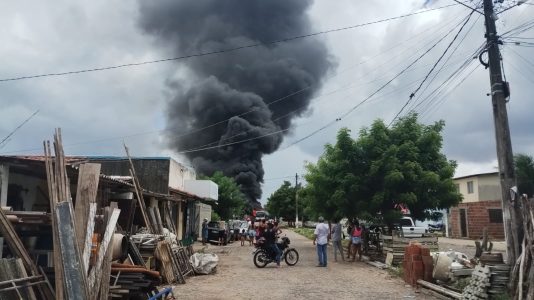 Criminosos ateiam fogo em ônibus no Leningrado