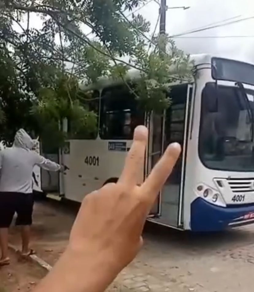 Criminosos gravam vídeo ateando fogo em ônibus em Natal