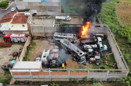 Criminosos ateiam fogo em veículos da Prefeitura de Coronel Ezequiel