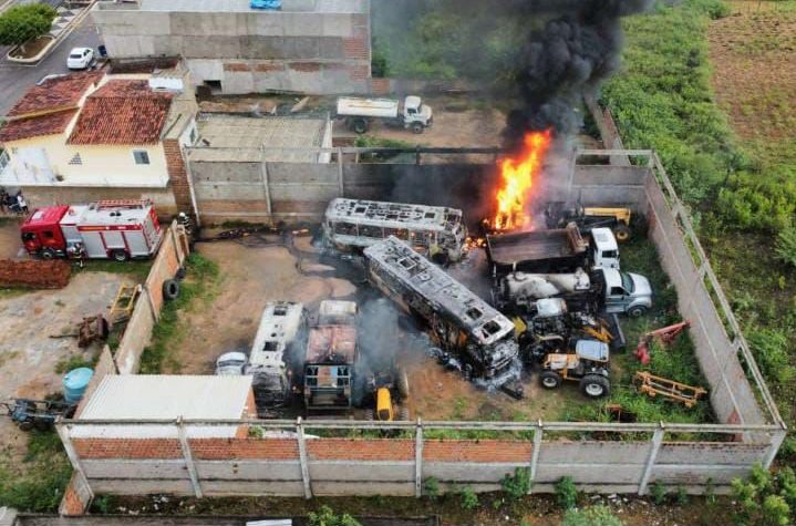 Criminosos ateiam fogo em veículos da Prefeitura de Coronel Ezequiel 