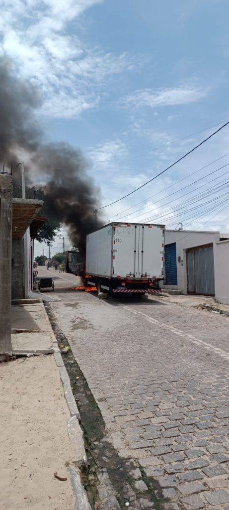 Caminhão incendiado na Redinha