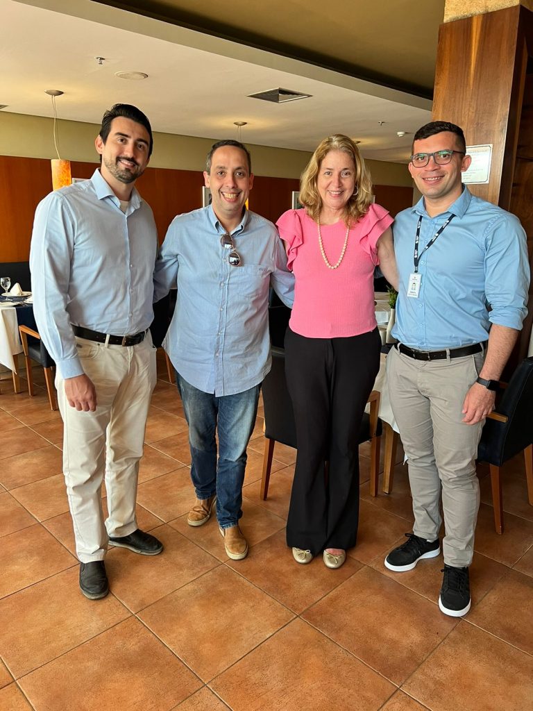 O jornalista Rodrigo Loureiro no café da manhã do Serhs recepcionado por Cristina Lira e os diretores do Hotel, Leonardo Dortes e Gilberto Oliveira