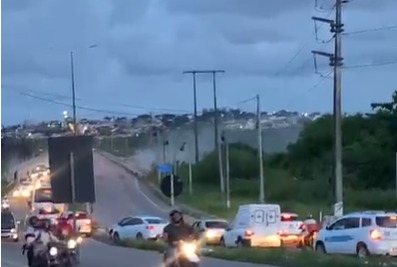 Explosão levantou nuvem de poeira 