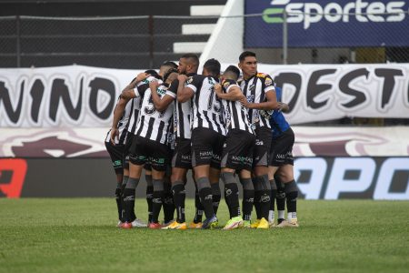 Time do ABC reunido dentro de campo