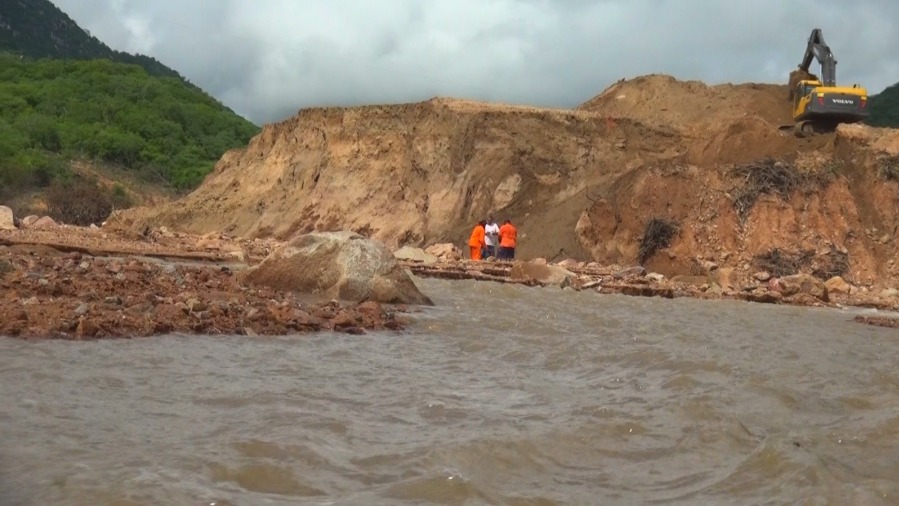 Parede da barragem rompeu na quarta-feira (29)