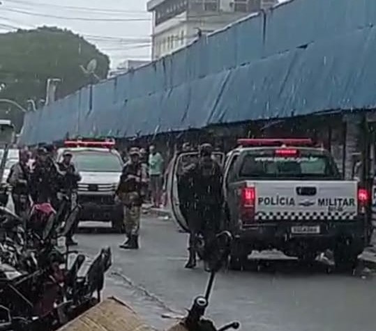 Polícia no centro comercial do bairro Alecrim