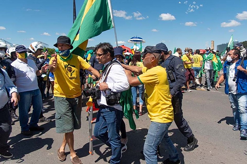 Ataques a jornalistas cresceram 23% em 2022; 40% dos casos envolvem clã Bolsonaro