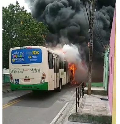 Um ônibus que fazia da empresa Cidade das Dunas foi incendiado , no bairro de Mãe Luiza, zona leste de Natal. Foto: Reprodução