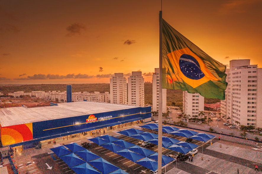 Céu amarelado com bandeiro do Brasil em destaque no estacionamento do Assaí Maria Lacerda