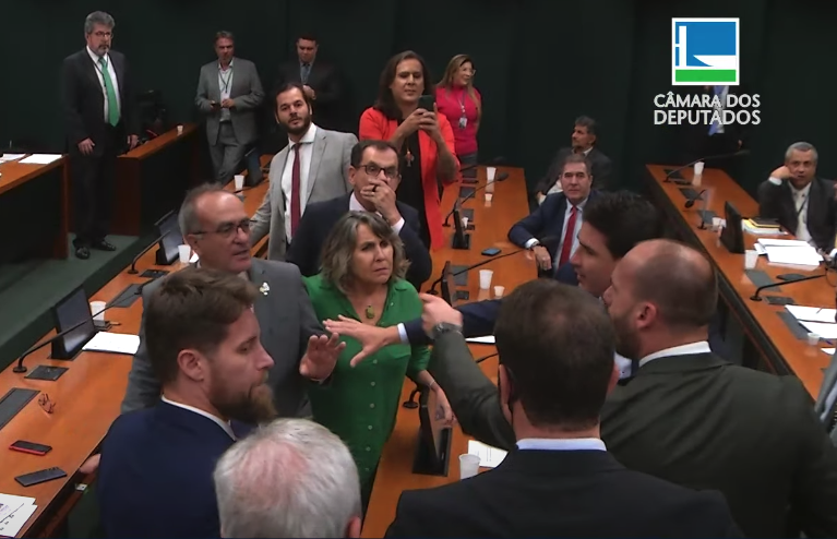 Eduardo Bolsonaro perdeu o controle e partiu para cima do deputado Marcon. Foto: Reprodução/TV Câmara