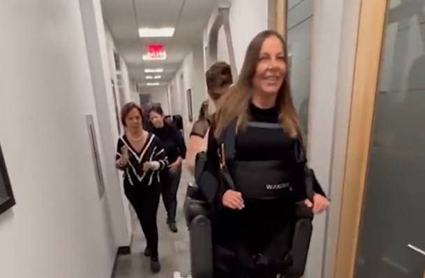 Mara Gabrilli conseguiu voltar a andar em teste com exoesqueleto. Foto: Reprodução/Twitter