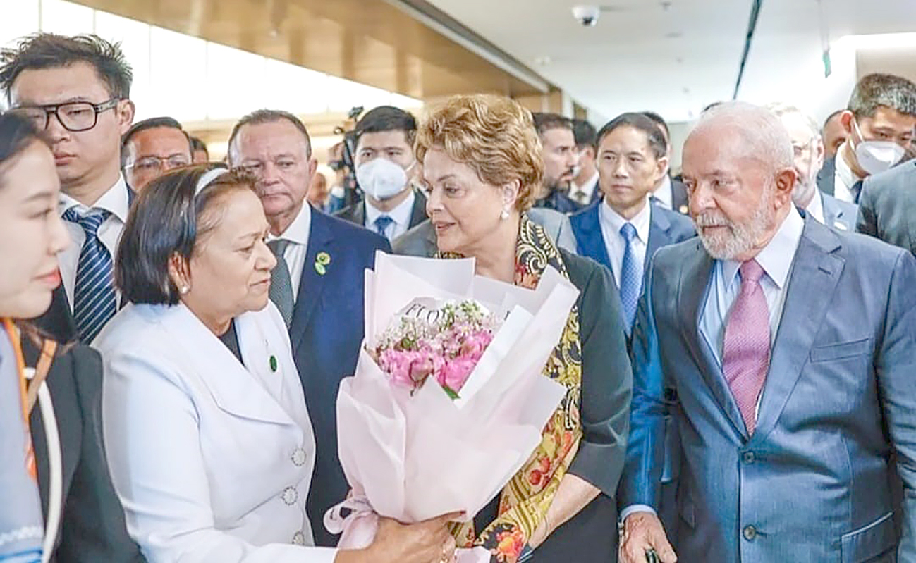 No início de sua agenda na China, a governadora Fátima Bezerra prestigiou a posse de ex-presidente Dilma Rousseff no comando do Brics. A  gestora do RN foi uma das principais personalidades do PT presentes ao evento e relembrou  como o mundo dá voltas: “Em 2016 eu estava lá,  como senadora, lutando contra aquela infâmia  que cassou, de forma ilegítima, o mandato da  1a mulher eleita presidente do nosso país” - Foto: Reprodução