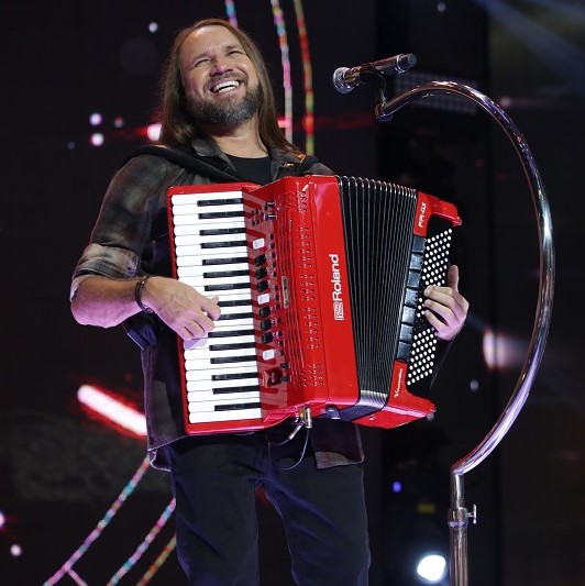 Maximalismo Surreal leva ao Teatro Riachuelo o charme e glamour dos grandes bailes