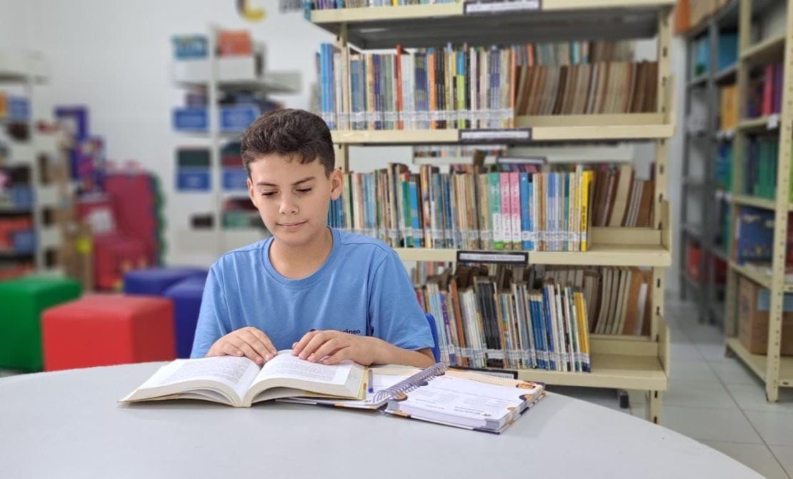 Criança estudando