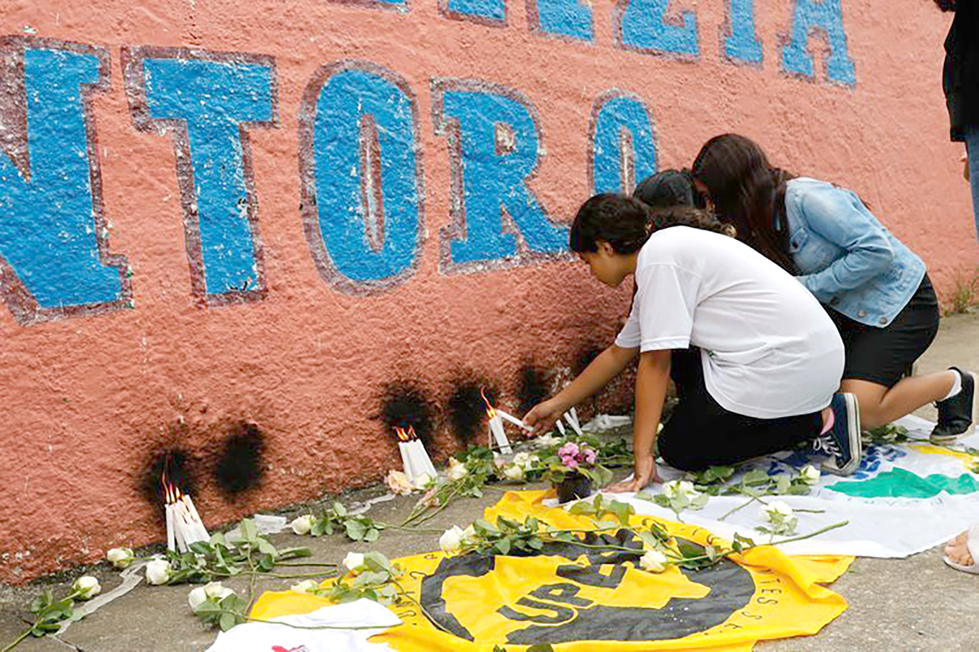 Alunos prestam homenagem à professora morta dentro da escola