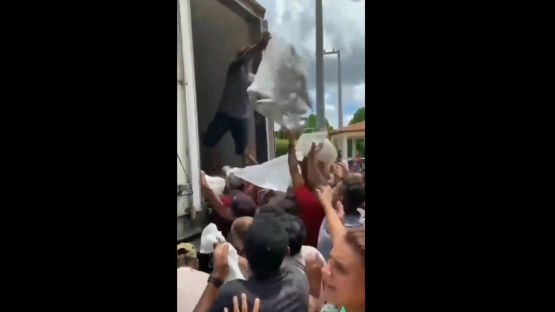 Funcionário joga peixes ‘na cabeça’ de moradores durante ação da Semana Santa