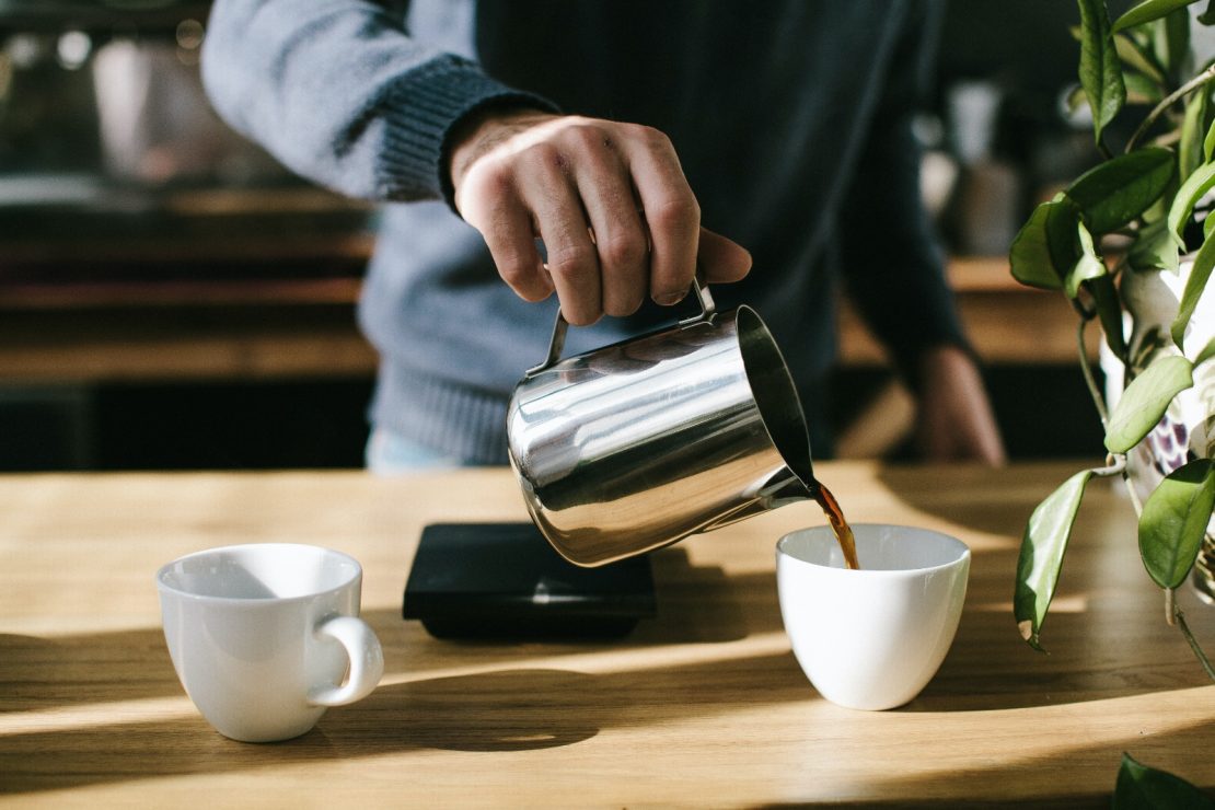 Café tem benefícios, mas nutricionista explica quem deve evitá-lo