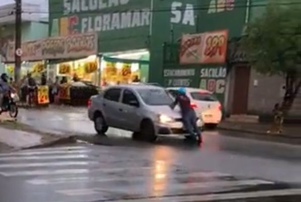 Instrutor de autoescola morre após ser arrastado em capô de carro durante briga de trânsito em BH