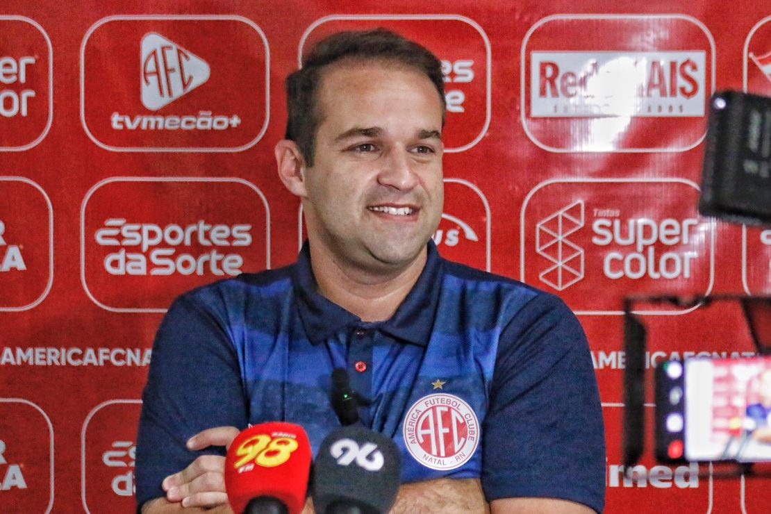 Novo técnico do América-RN destacou busca pelo título brasileiro e avaliação dos jogadores em entrevista coletiva; assista