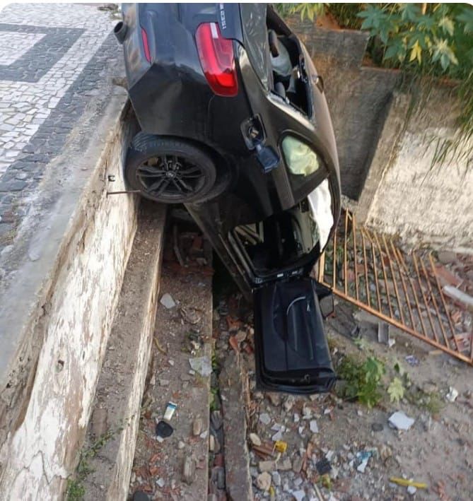 Carro de luxo sai da pista e cai em terreno na Zona Sul de Natal