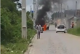 Carro incendiado pelo próprio dono em Parnamirim