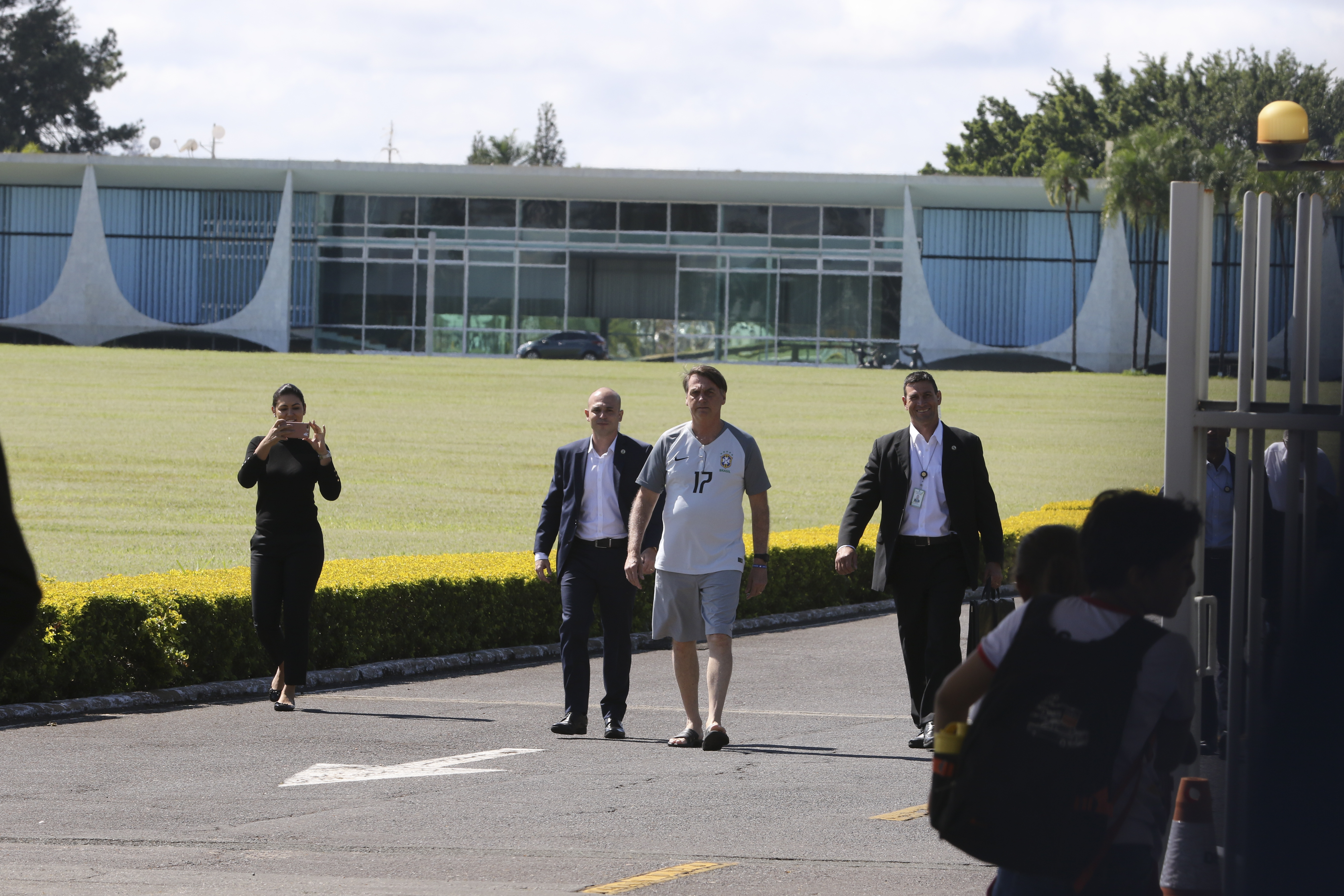 Ex-presidente Jair Bolsonaro caminha em frente ao Palácio da Alvorada - Foto: Valter Campanato/Agência Brasil