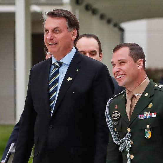 PF faz buscas na casa de Bolsonaro e prende ex-ajudante dele em operação contra dados falsos de vacina