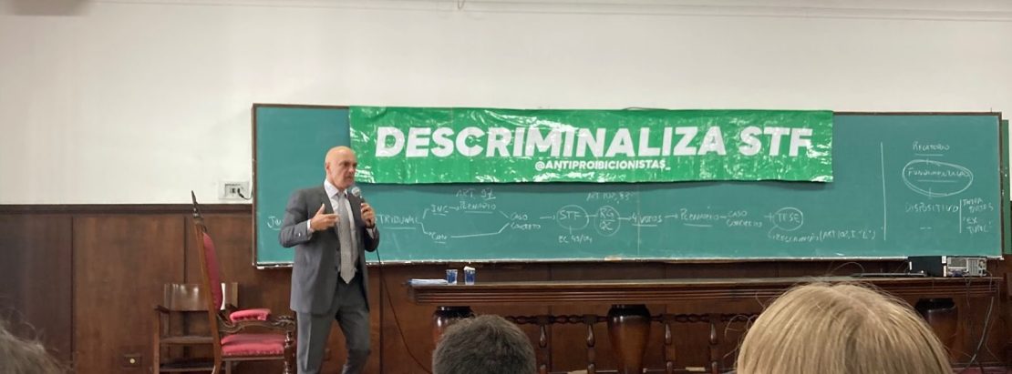 Na USP, alunos cobraram Alexandre de Moraes sobre julgamento sobre liberação do porte de droga para uso pessoal no Brasil. Foto: Twitter/@xideagosto_usp